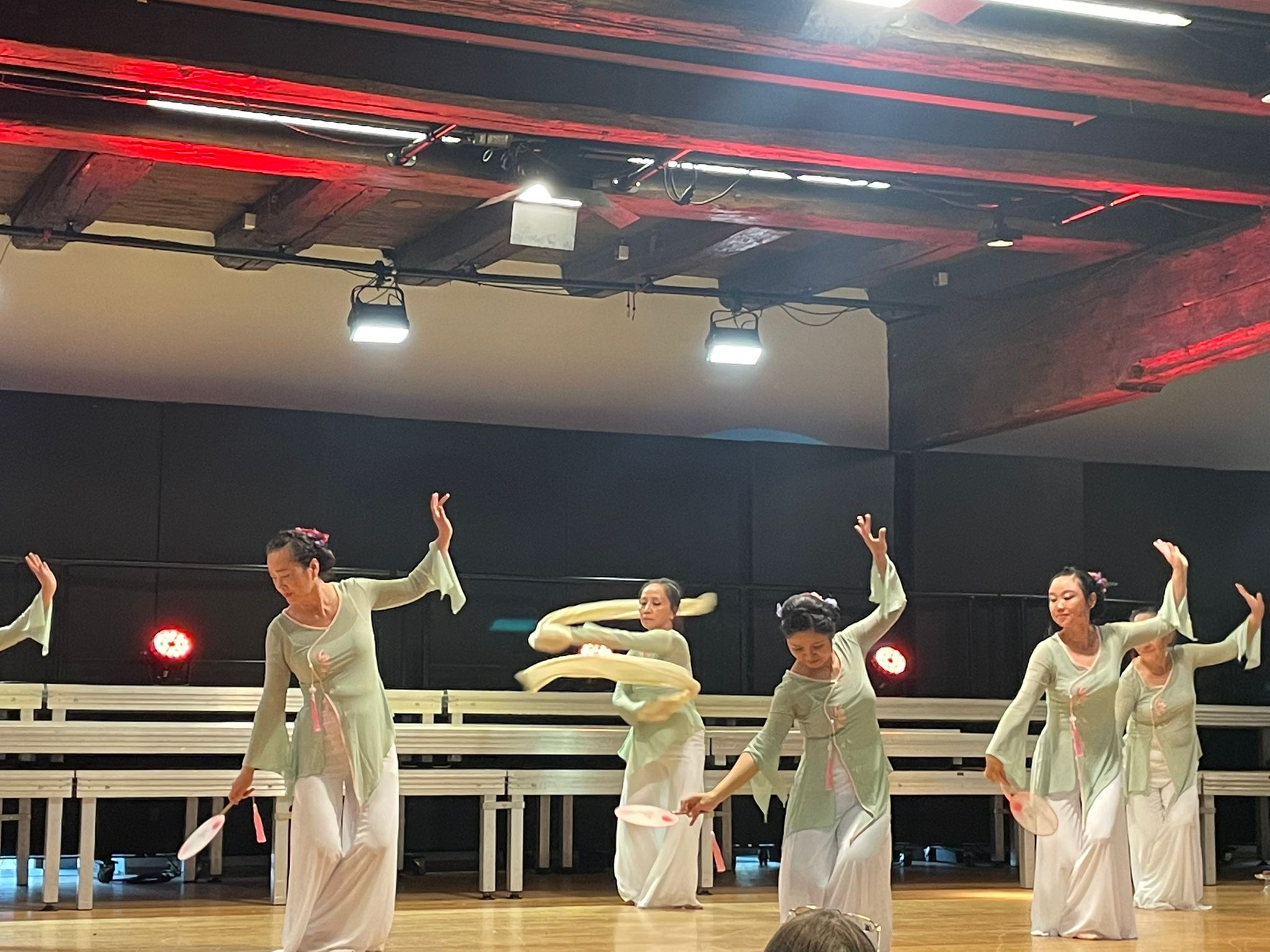 成人舞蹈班表演“詩詠嫦娥”