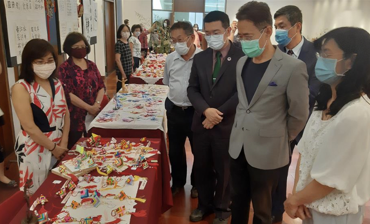 詹前校主任（前排右3）陪同馮光中處長（前排右2 ）聽取趙士縈會長（右1）介紹參展作品。