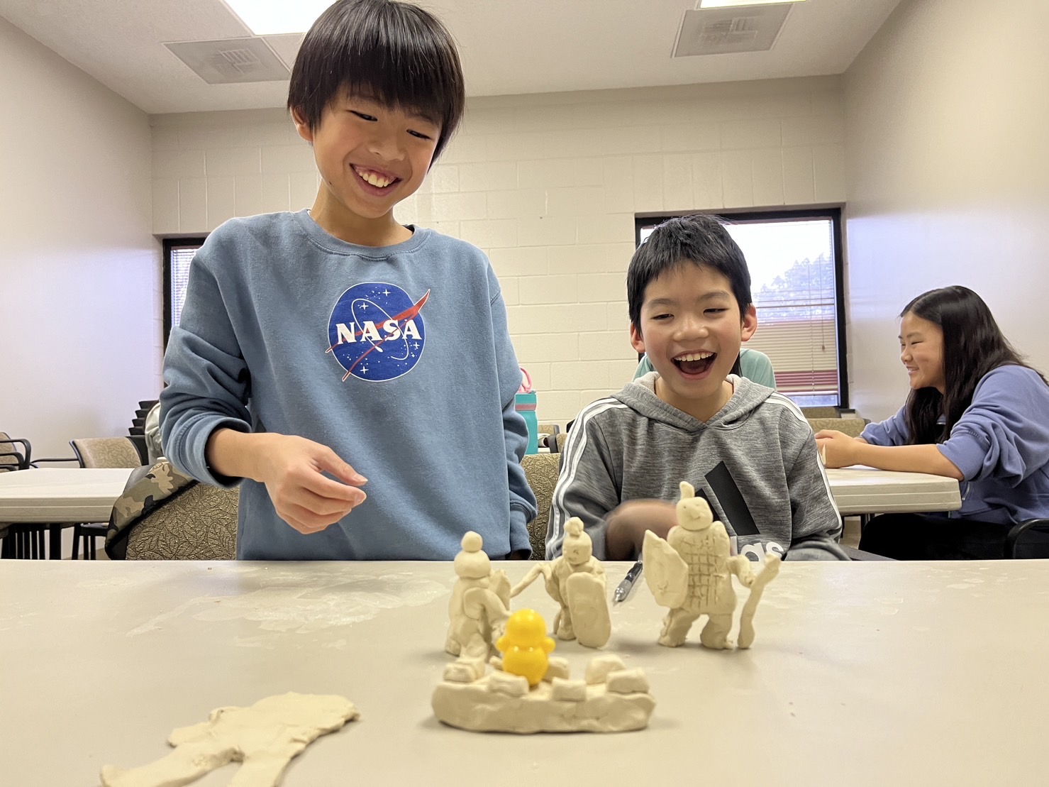 參與學生進行兵馬俑的捏麵人創作
