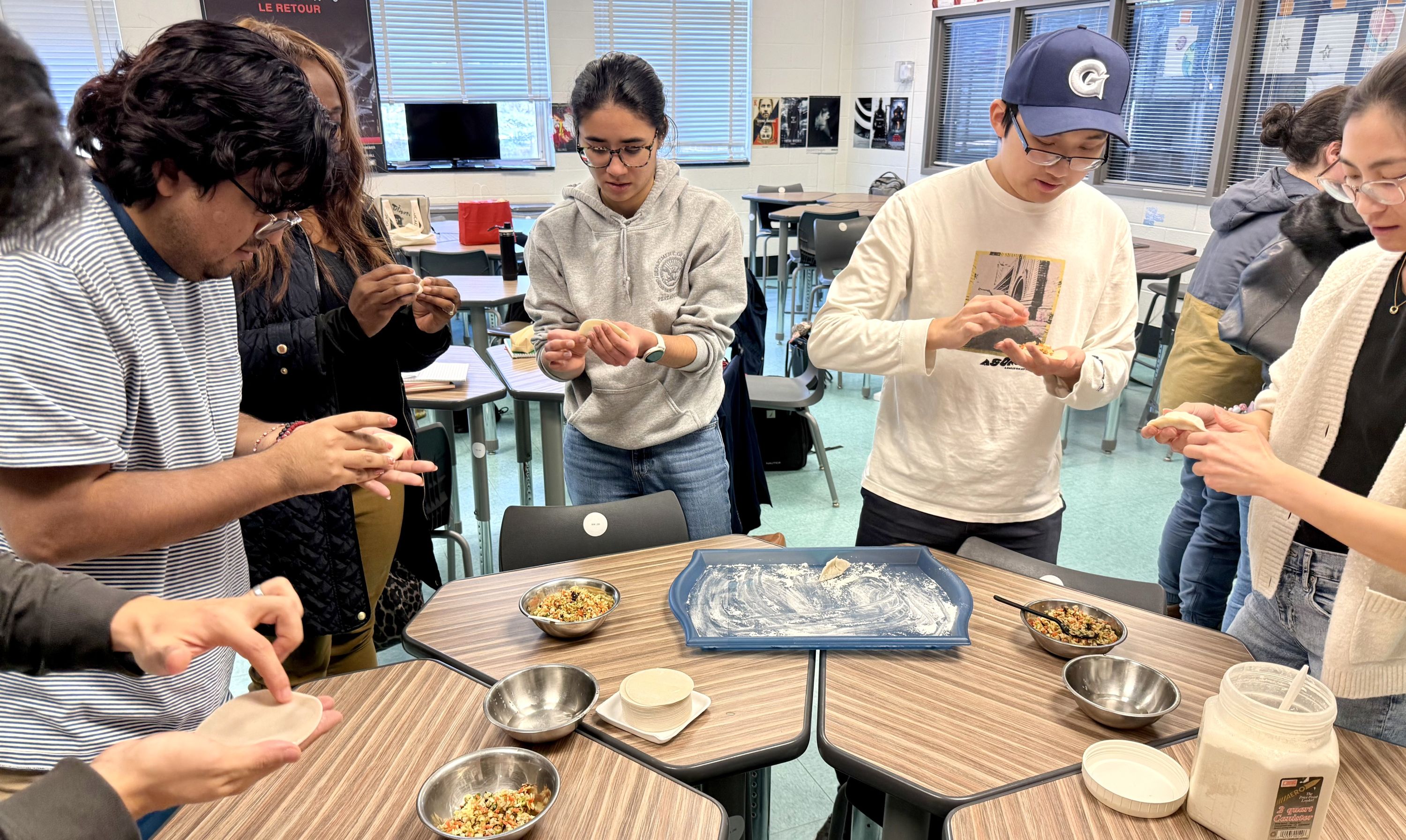 學生們分成兩組進行包餃子的體驗活動