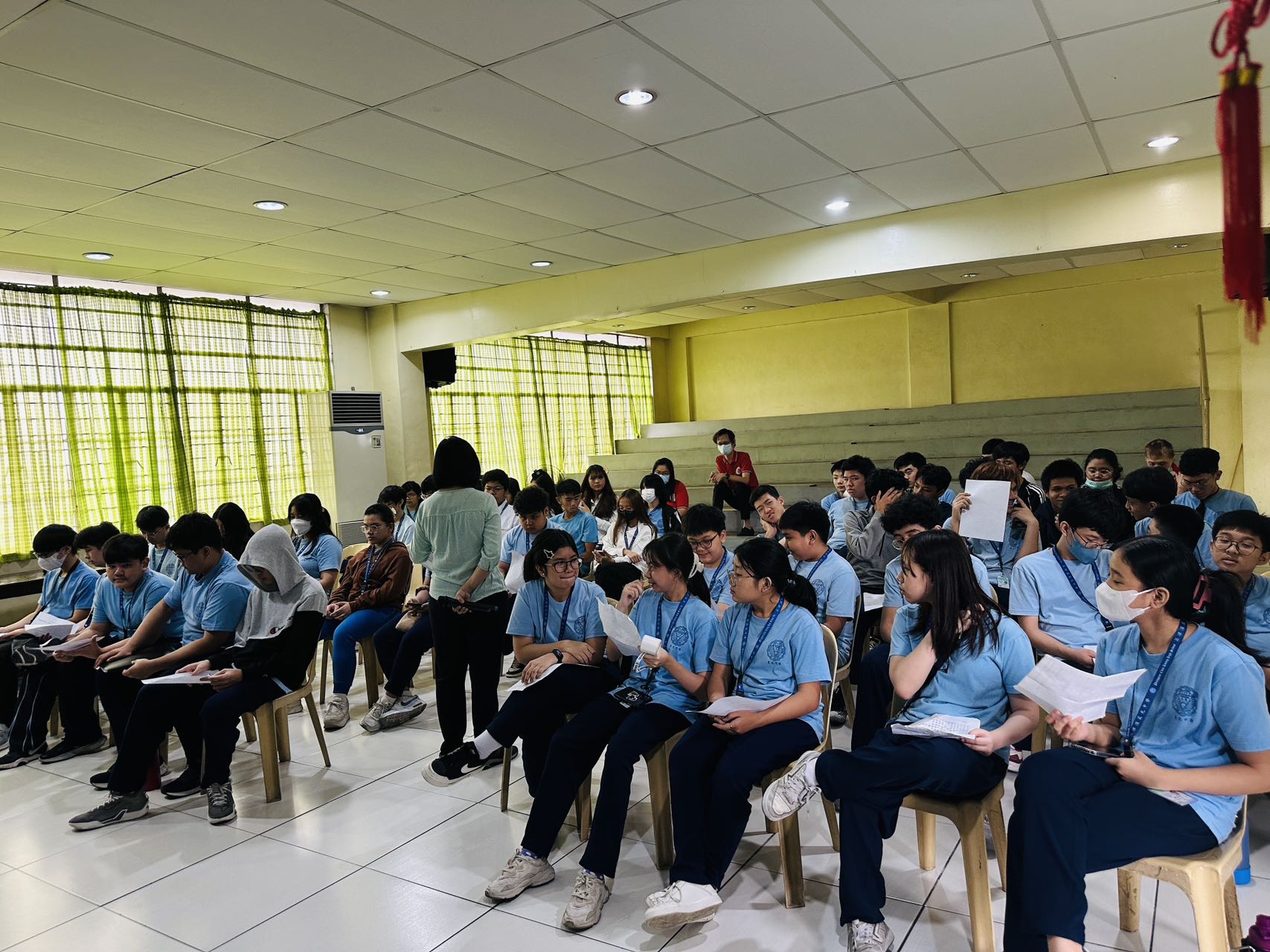 中學生學唱「天黑黑」