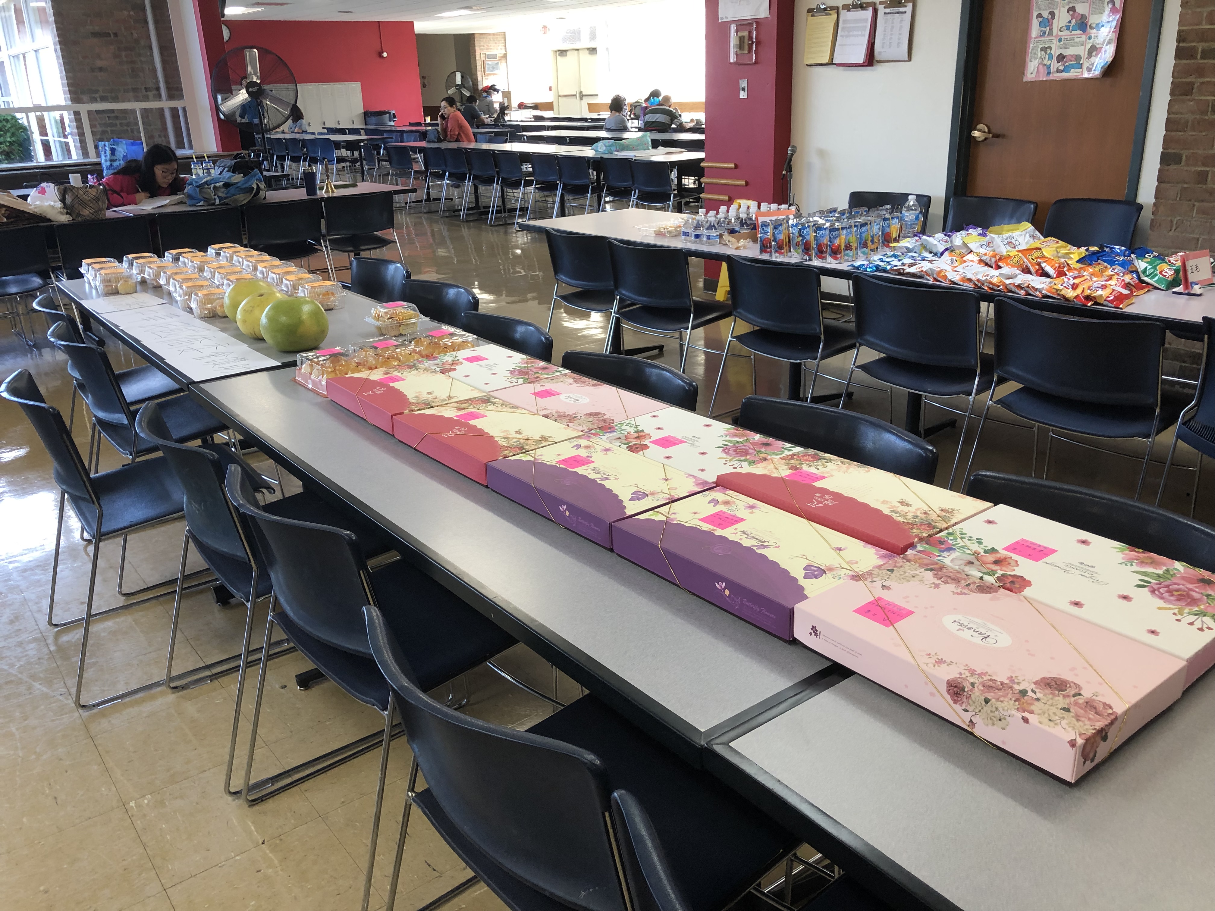 與老師及董事們分享月餅