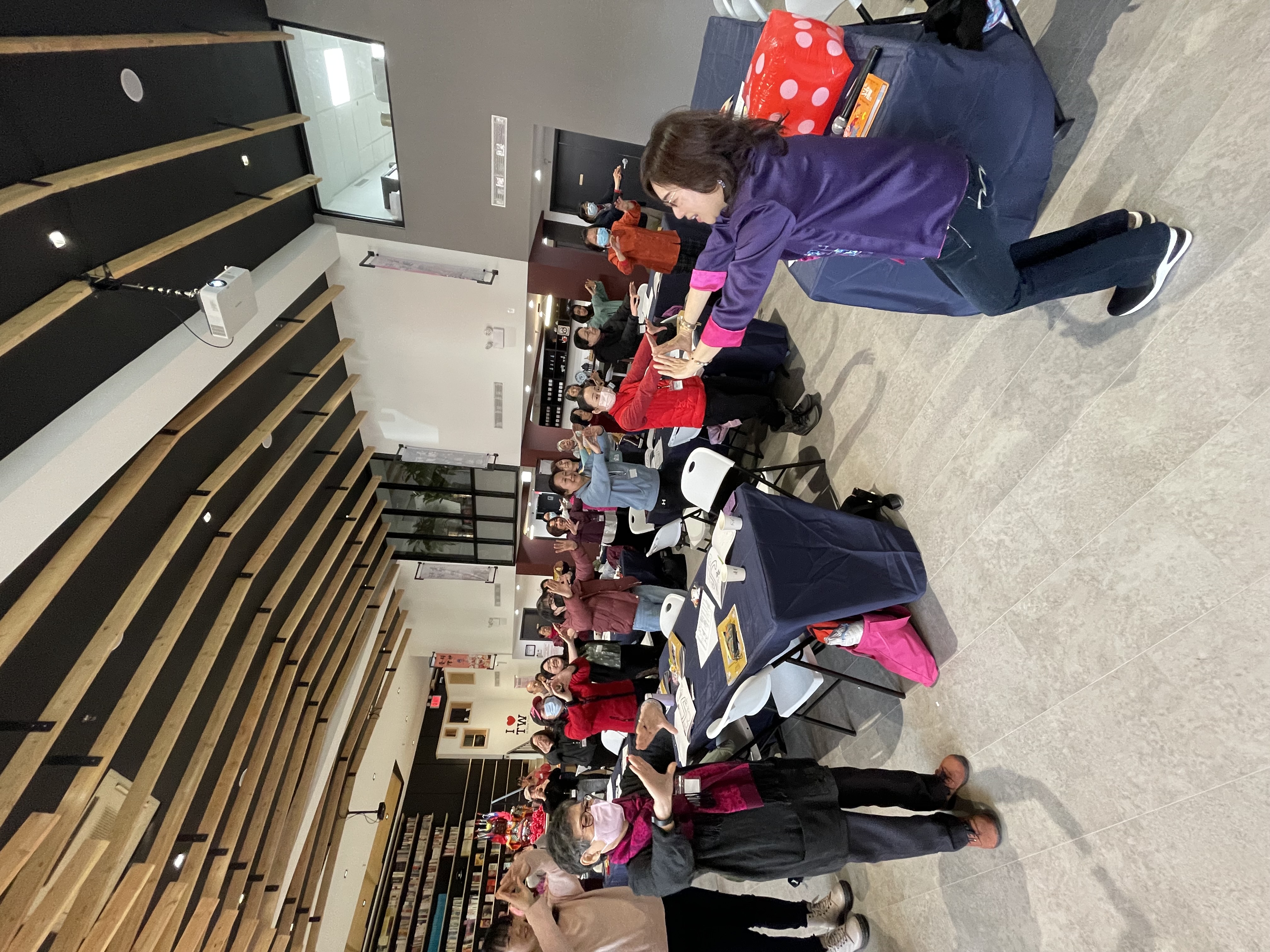 鄧小怡講師示範如何經由簡單活潑有效的教學來帶動學生