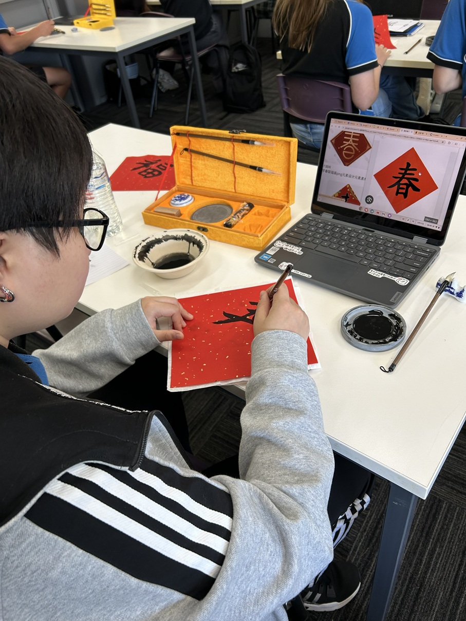 澳洲坎培拉台灣同鄉會華語學校—於僑校及主流學校岡加林高中舉辦寫春聯比賽 推廣正體漢字