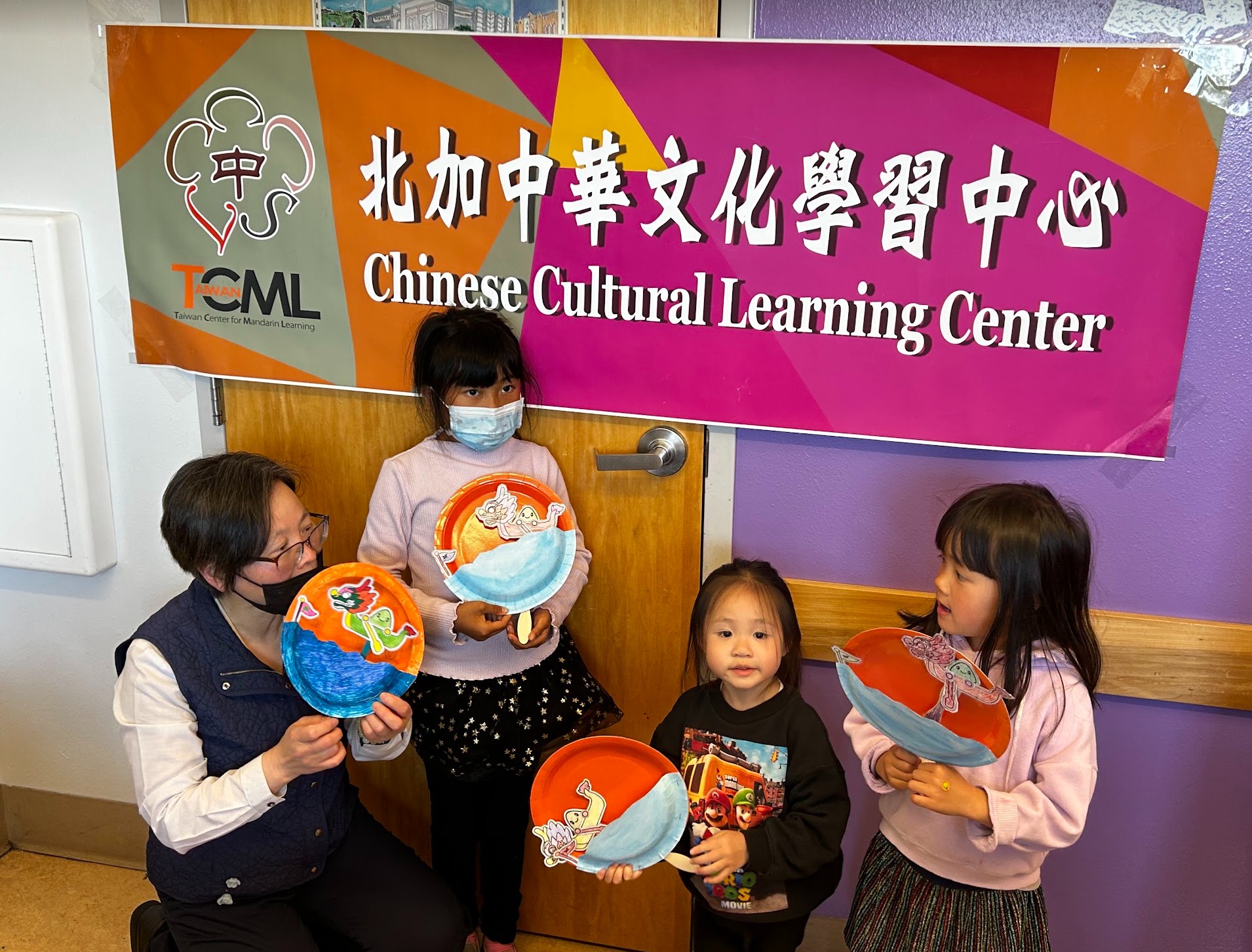 學生拿著自己親手做的紙扇非常有成就感，相信這會是他們珍貴的童年回憶！