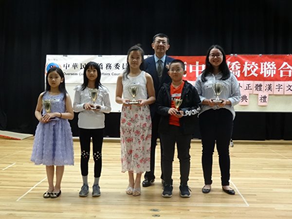 加西中文僑校聯合會鄧華一會長為得獎學生頒獎