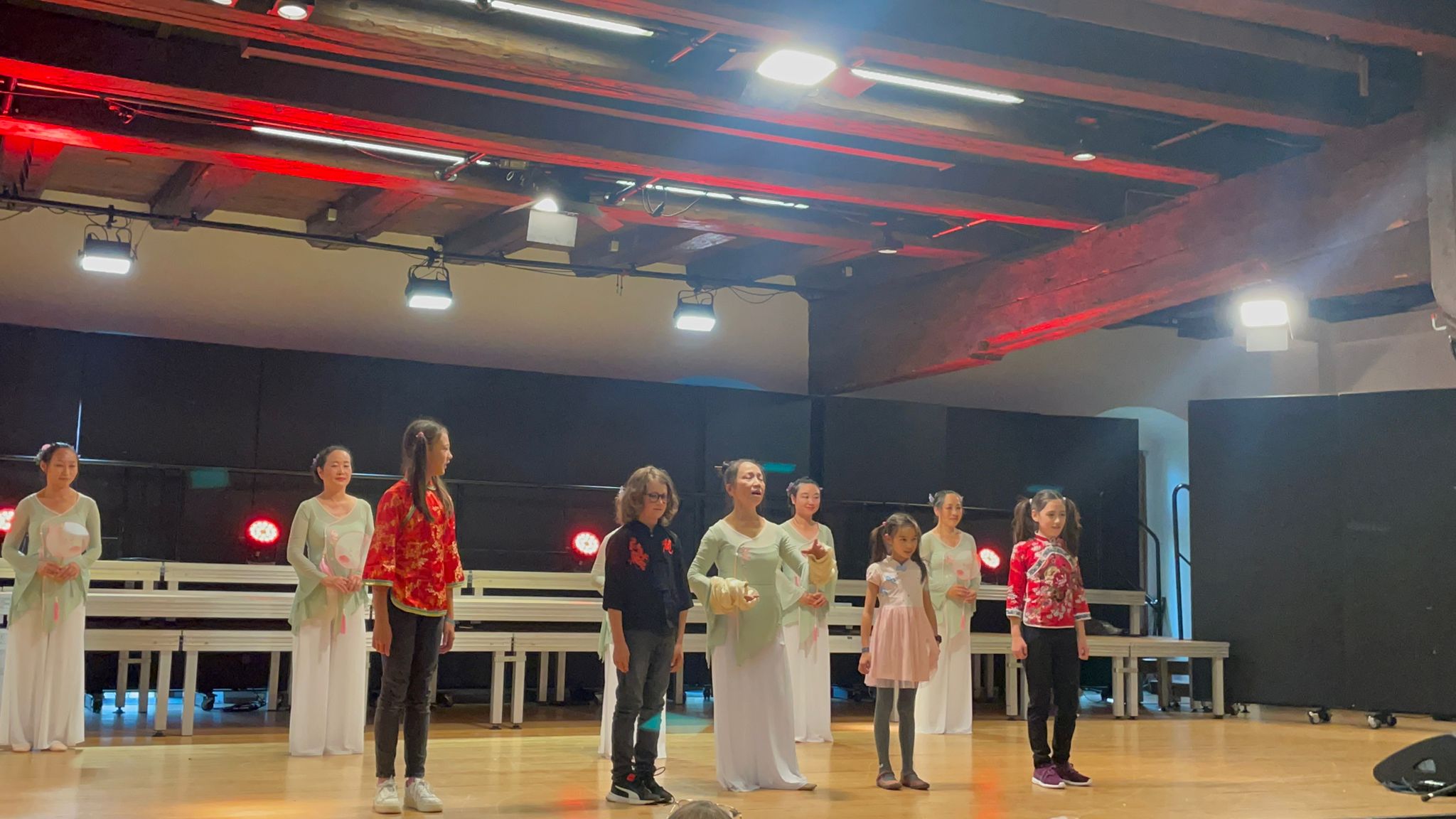 由中文學校學童朗誦古詩“嫦娥”