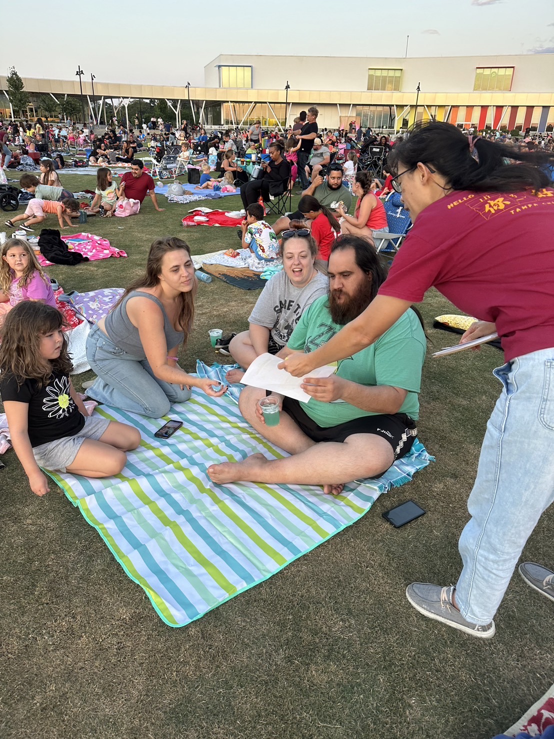 我們老師現場發放TCML的宣傳單