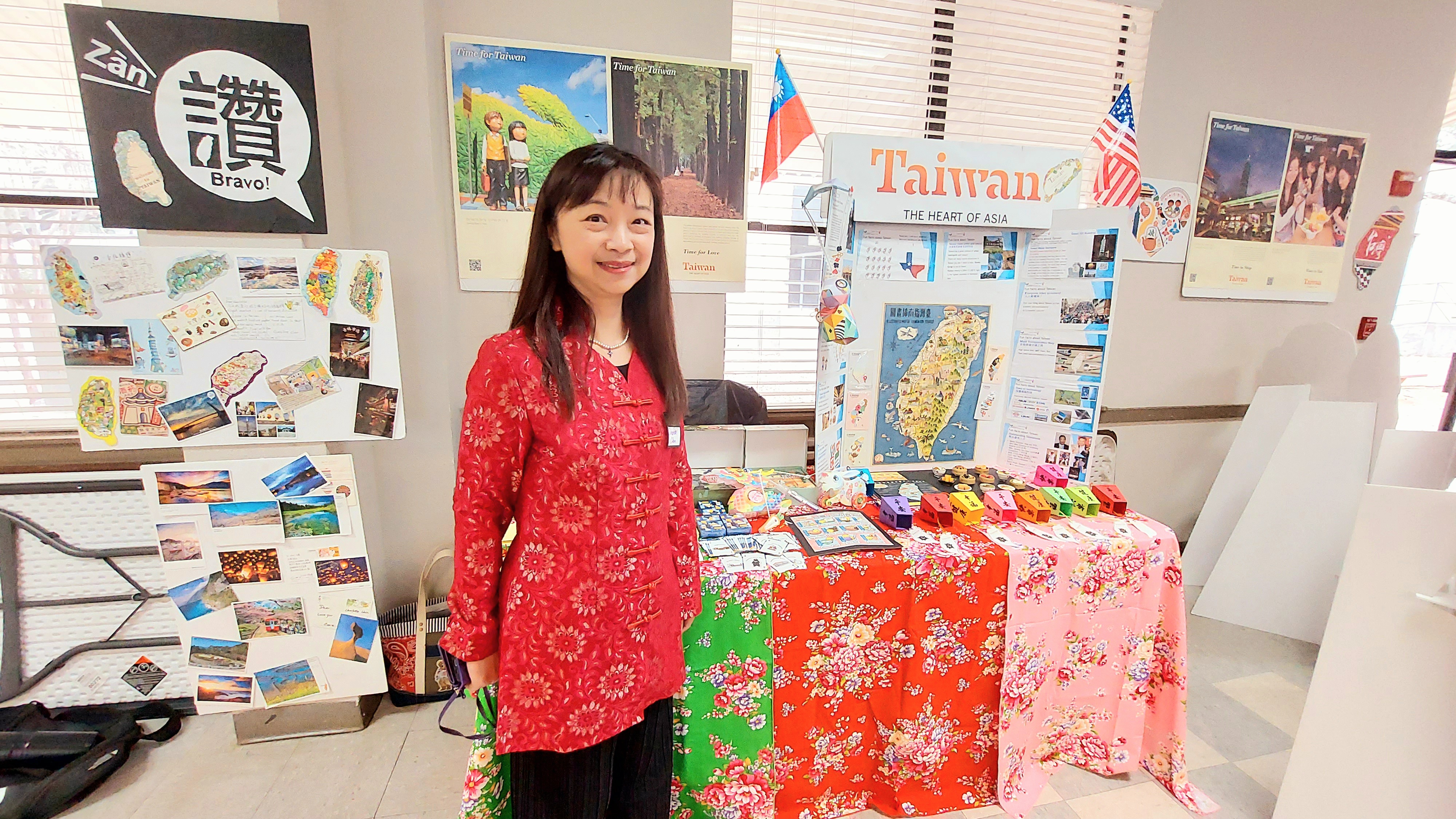 TCML文化活動組陳曉婷老師展示台灣相關文物，吸引嘉賓駐足認識臺灣。