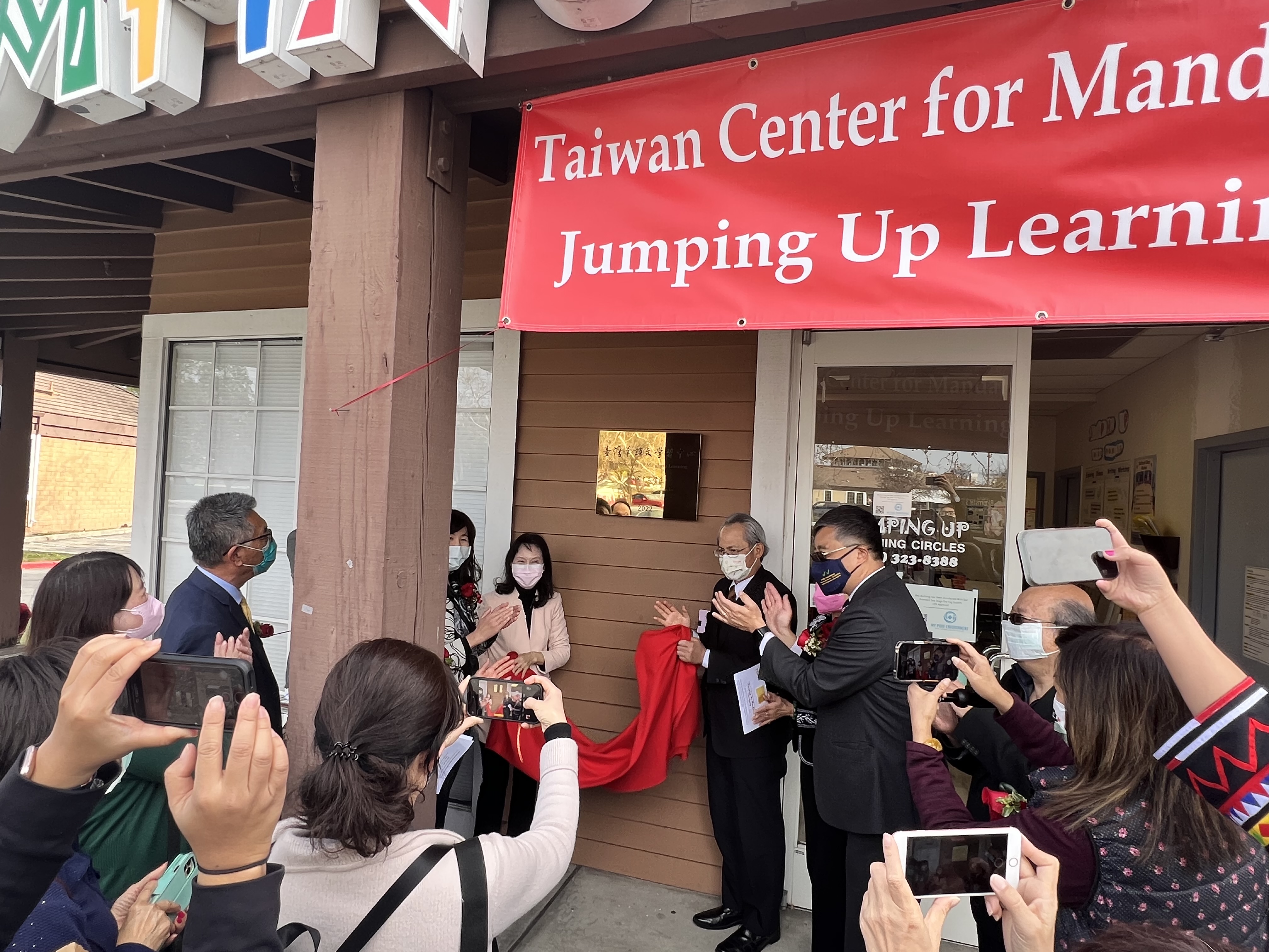 由處長賴銘琪（右）與校長李漢文（左）共同揭牌