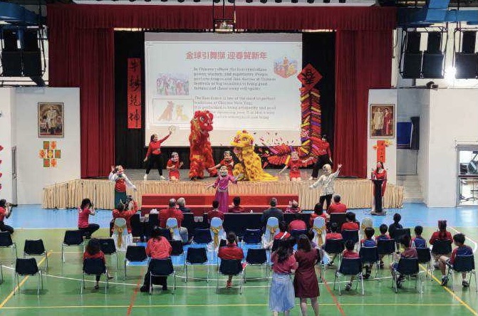 舞獅和大頭娃熱鬧開場