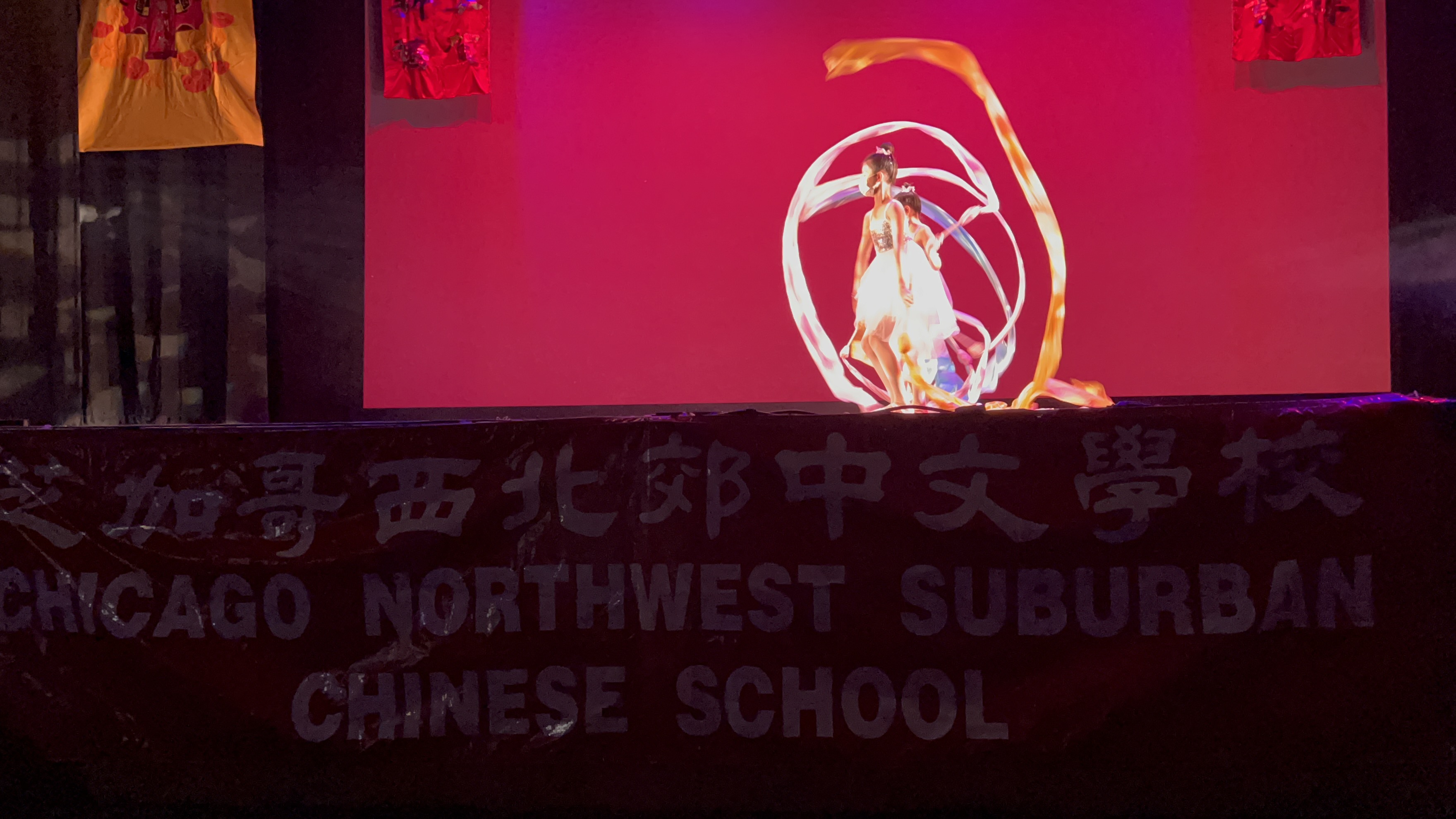 三年級 四年級的彩帶舞， “莫聽穿林打葉聲“