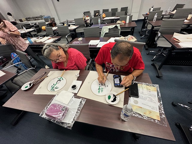 團扇國畫- 熊貓與竹，手握毛筆畫國畫，對很多學生是初體驗