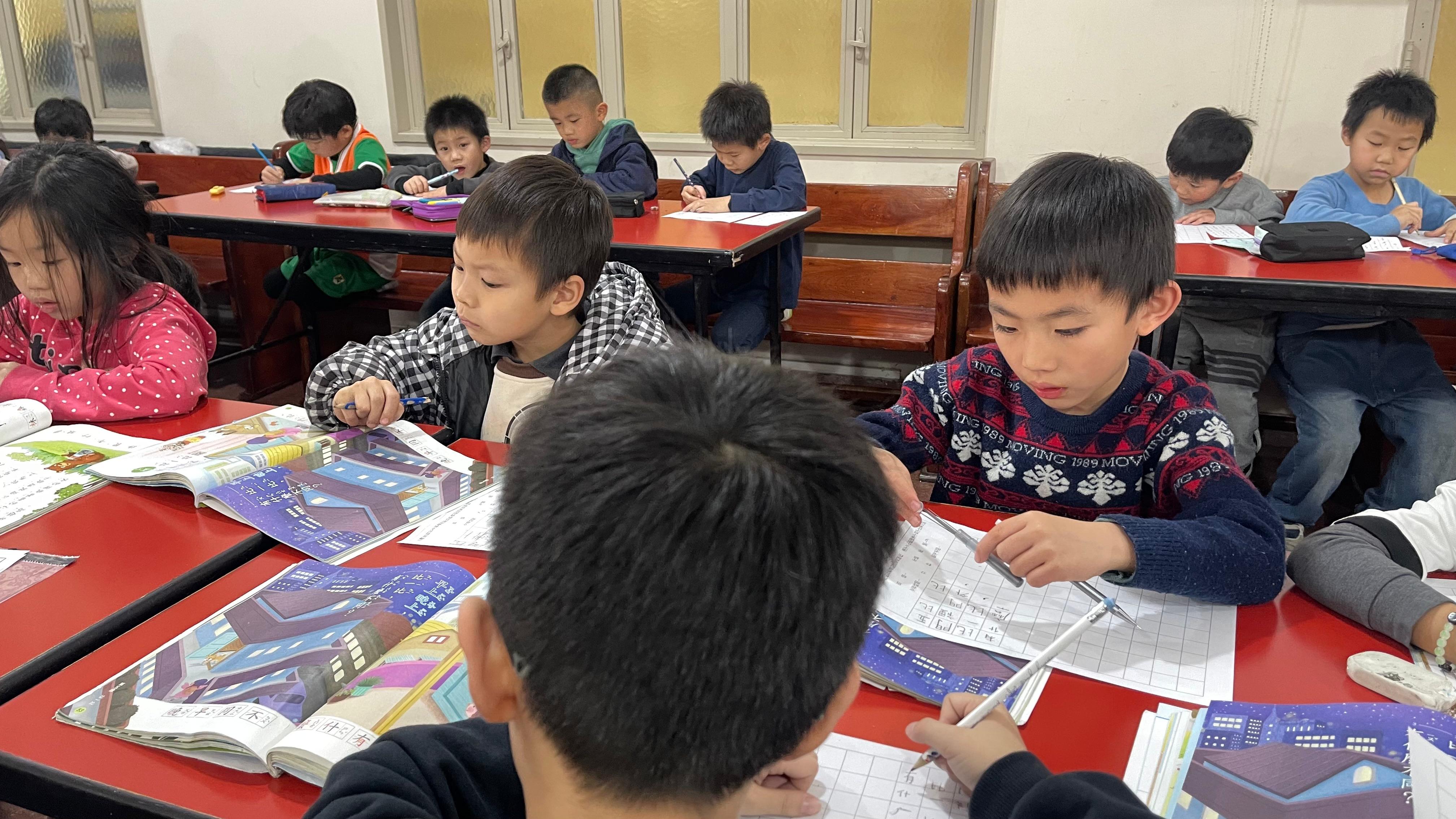 學前班的孩子們人生中第一次參加寫字筆賽 01