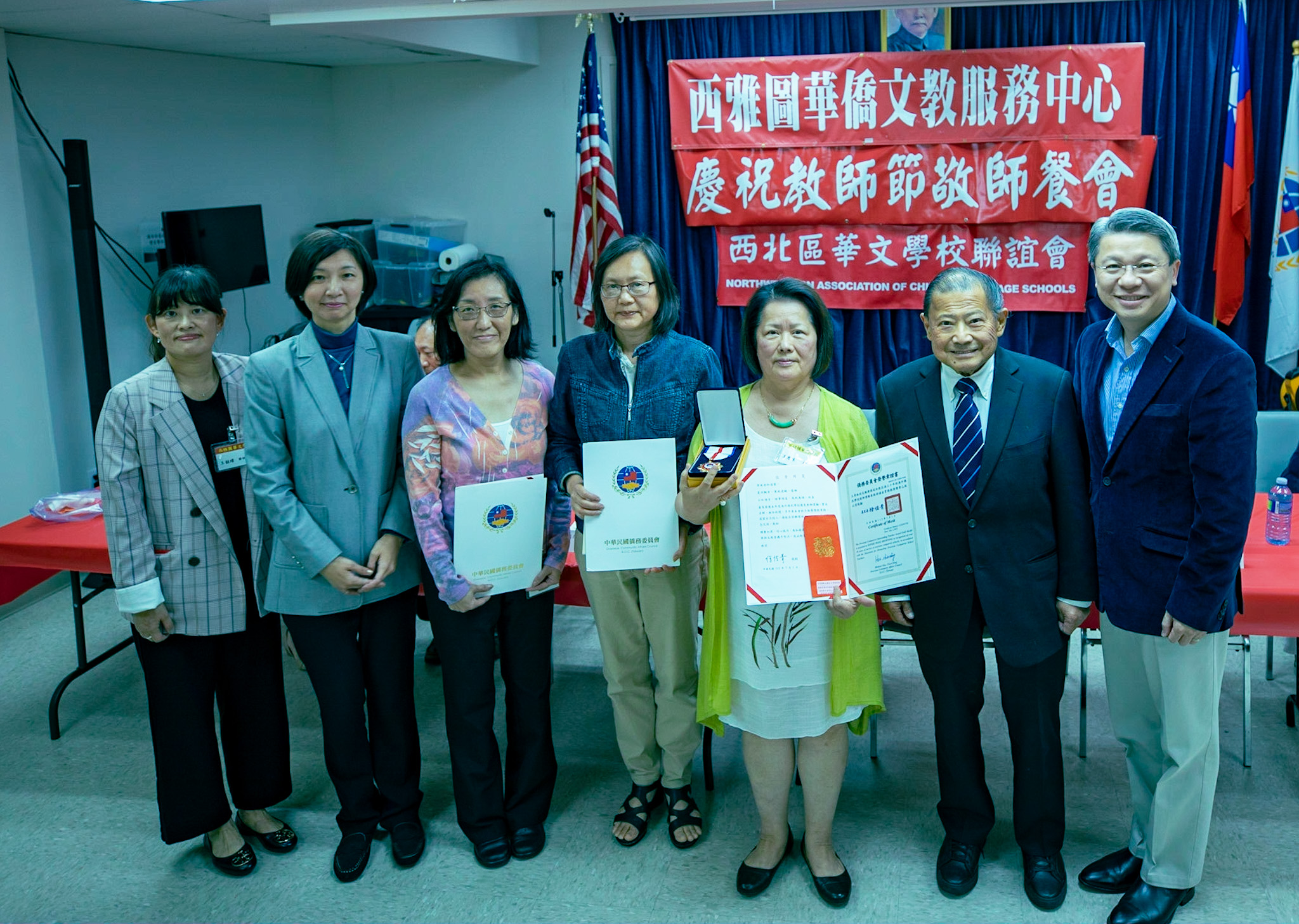 獲頒教師獎勵老師合影