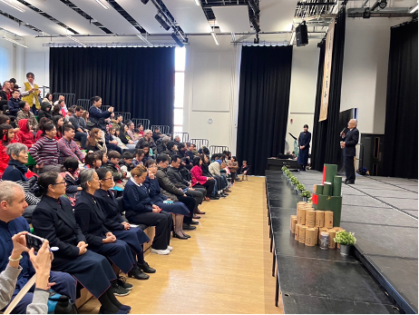 圖2:英國慈濟聯絡處負責人於表演廳致詞