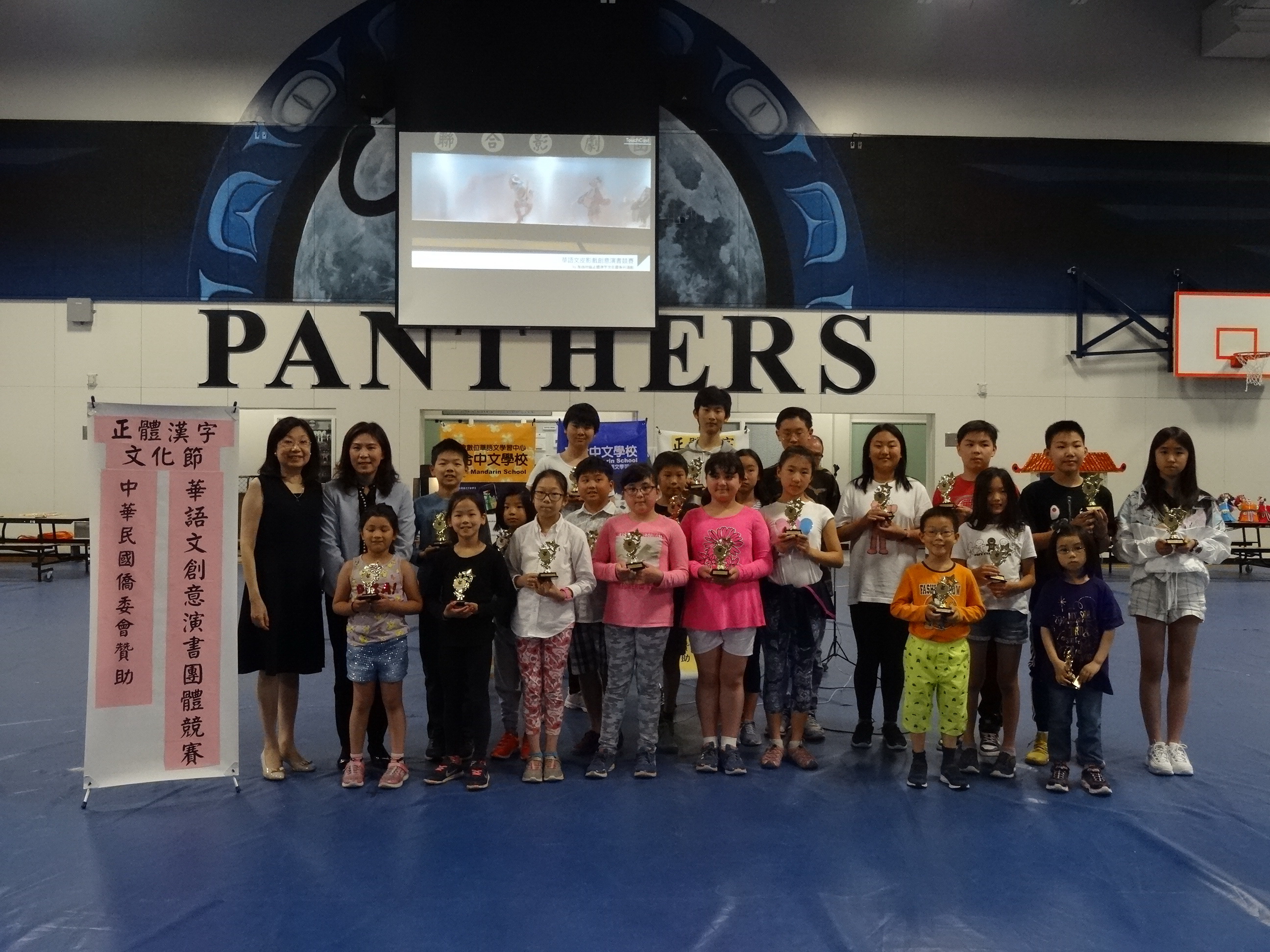 僑委會駐溫哥華僑務組江佳慧秘書頒發演書個人口白、皮影戲操偶獎