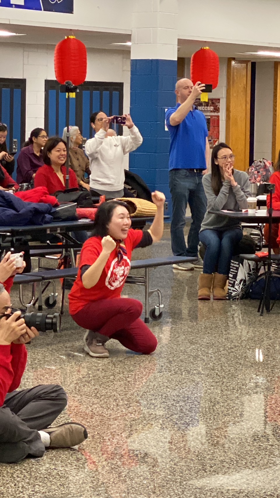 Elynn老師和家長們興奮的拍照