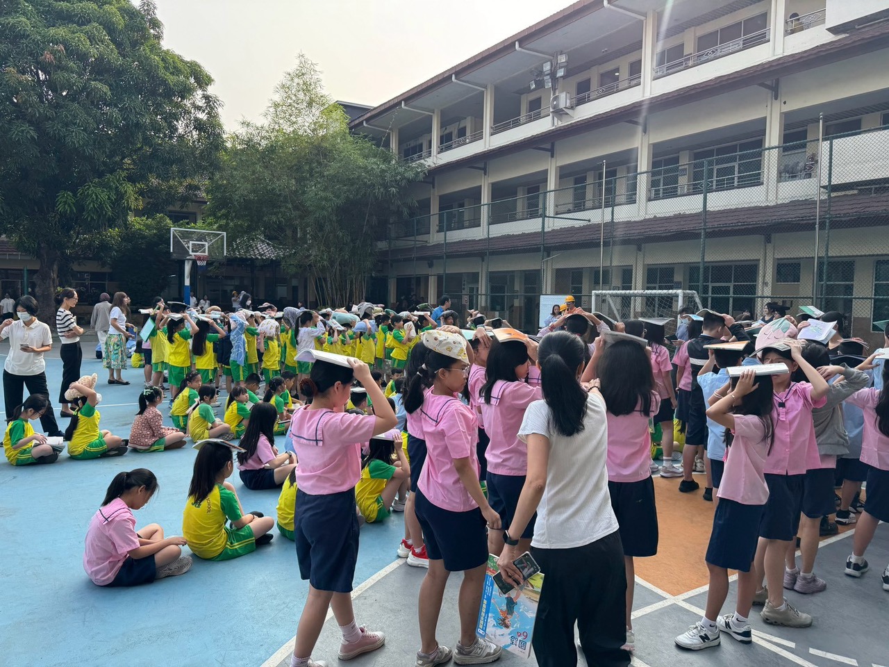 學生陸續前往集合場