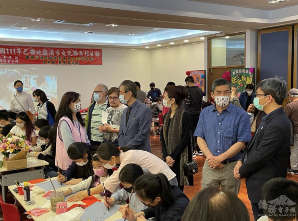 趙士縈（著粉色背心者）與蔡紹方（右1）陪同馮光中（右4）及張宏昌（右2）、支黃秀莉（右3）關心並瞭解學生的參與情形