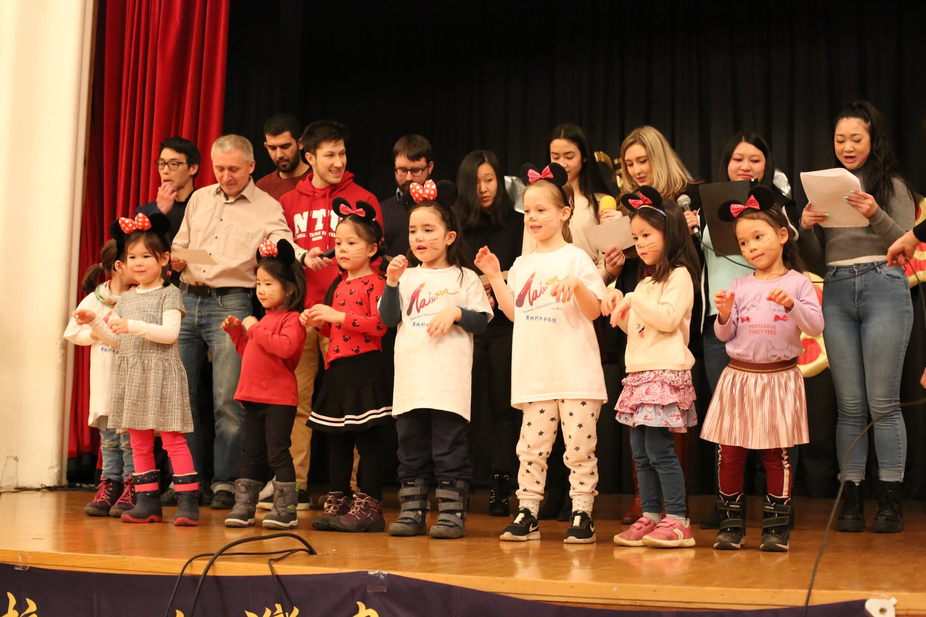 唱遊班小朋友及成人會話班的共同演出