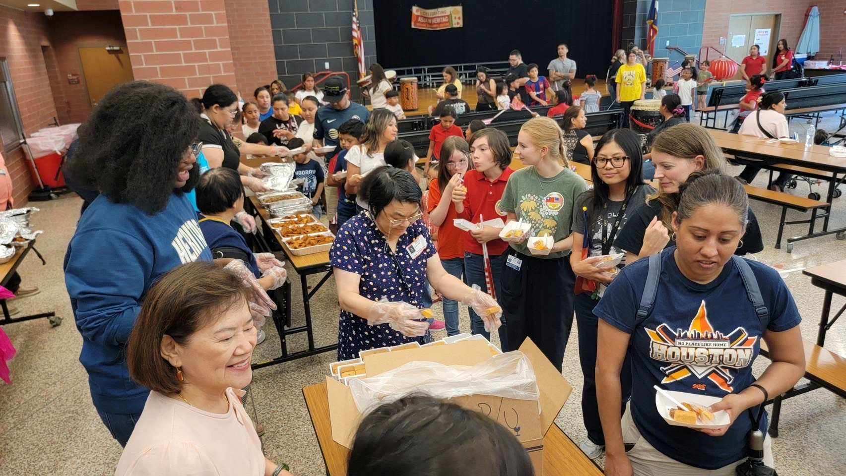 師生家長們品嘗美食認識台灣