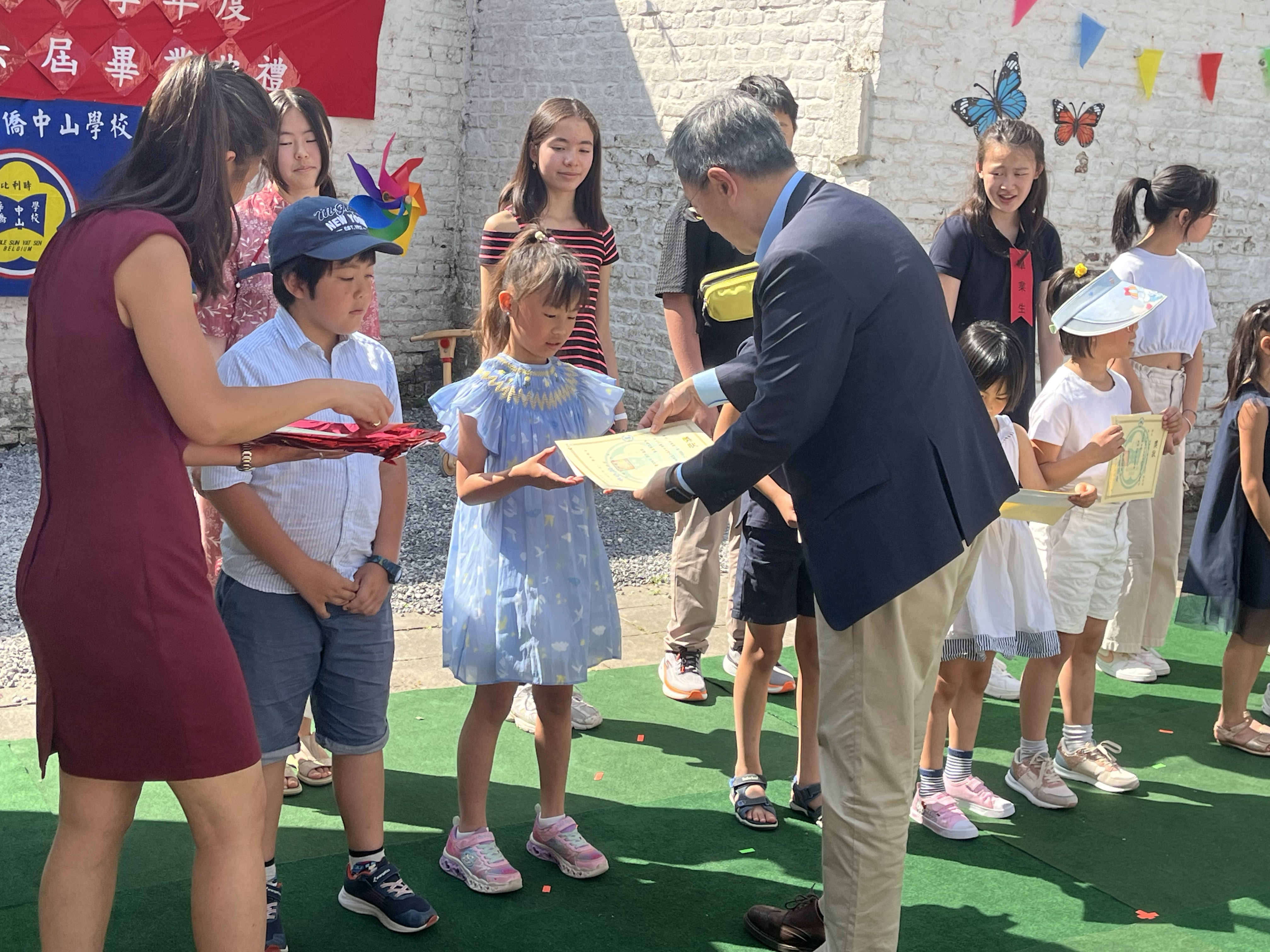 李淳大使頒發成績優良獎。