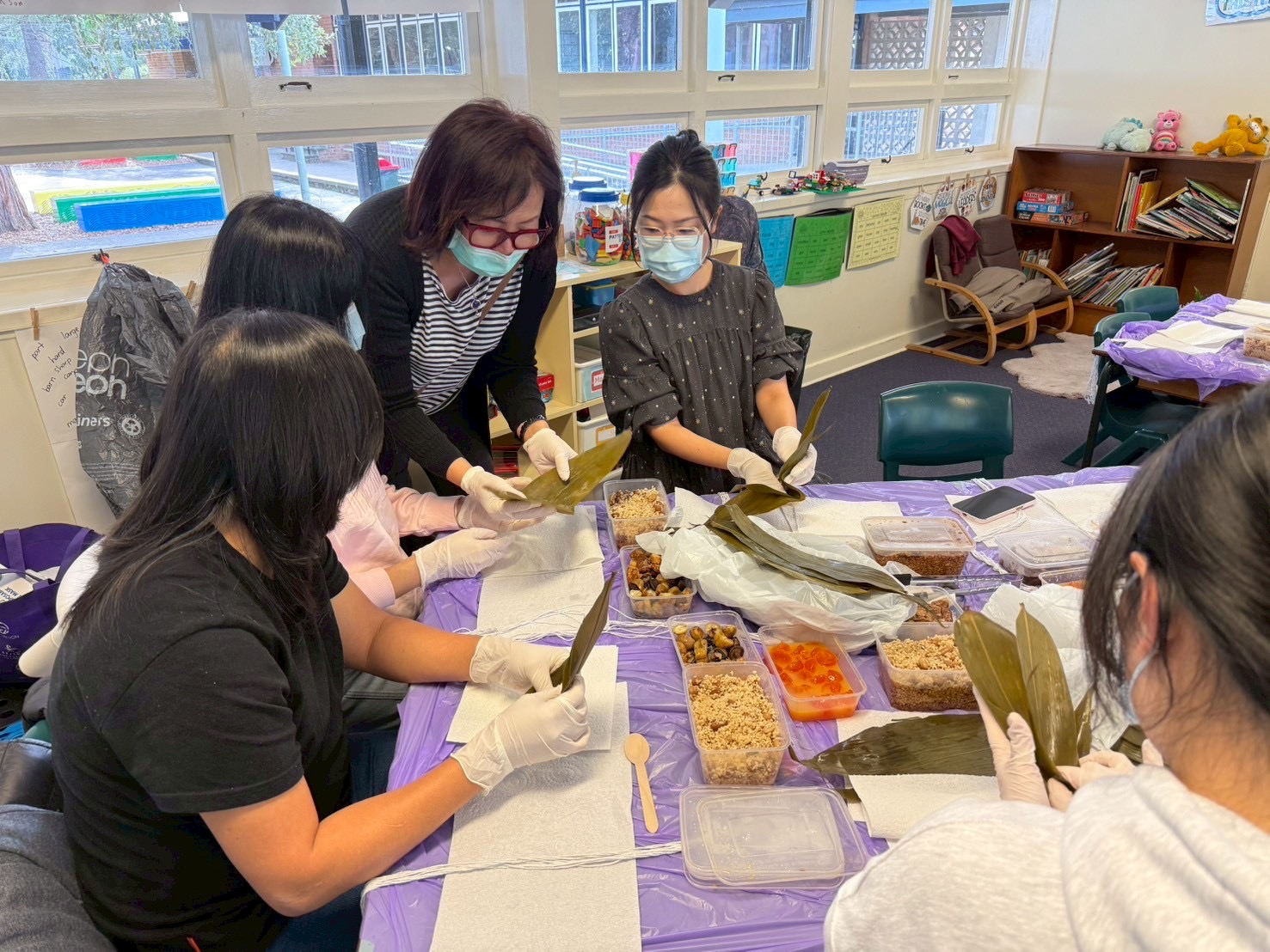 家長們皆很認真的學習包粽子的方法