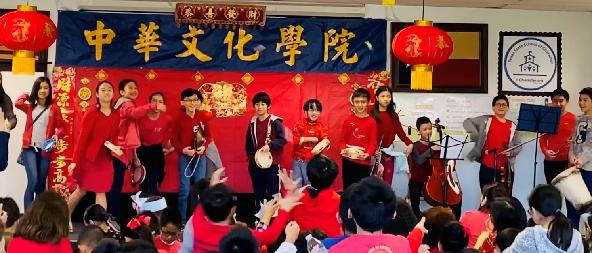 中文班節目表演之後拋撒糖果，小朋友蜂擁而上撿糖情形。（記者盧淑君／攝影）