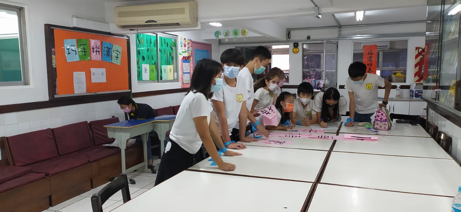 學生分組合作進行「巧手拚漢字」闖關