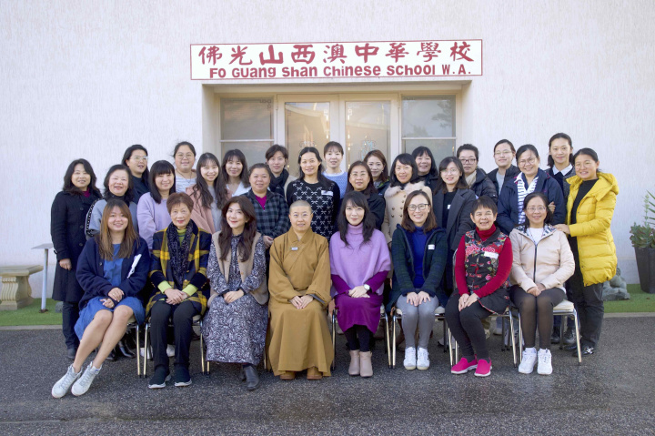 佛光山妙博法師與參加師生合影