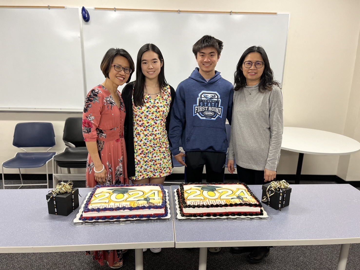 畢業生林宥萱(左2)、黃雍俊(右2)和師長合影