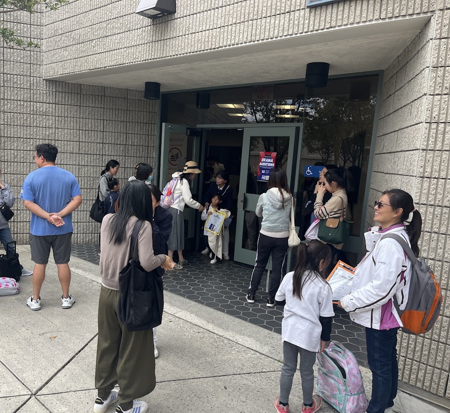 比賽時家長耐心的在場外等學生出來。