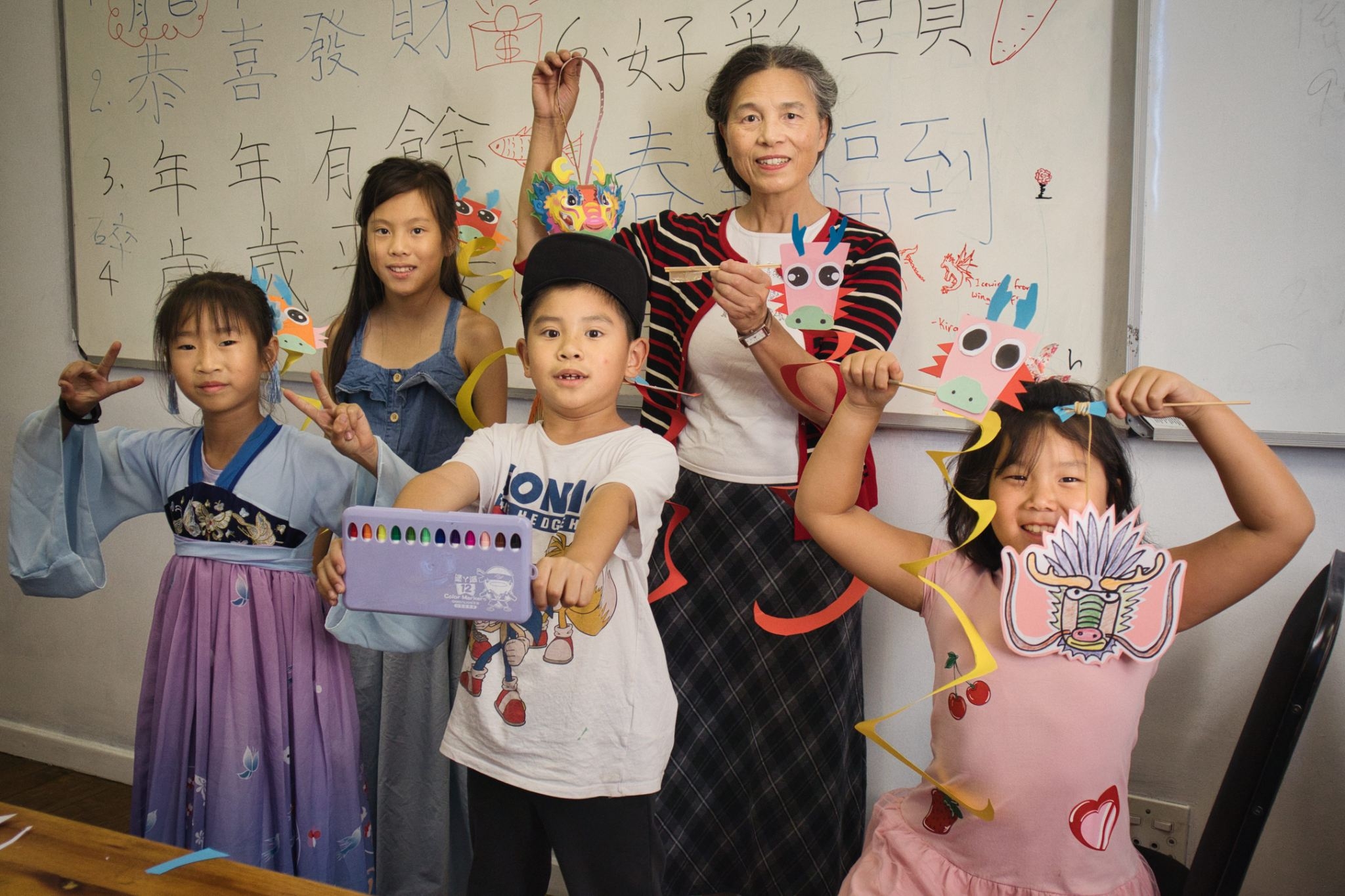 老師施麗娟帶領學童製作龍年燈籠
