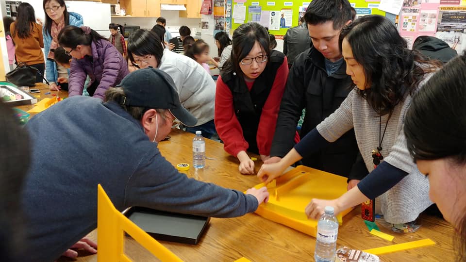 教師親自動手做彈珠臺