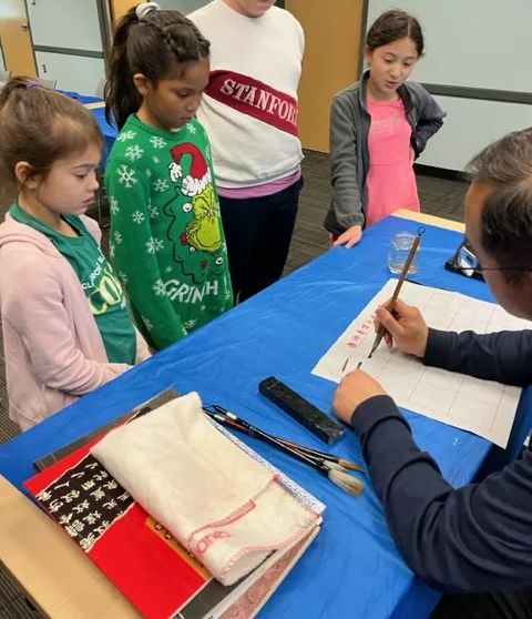 老師師範書寫方式給學生看