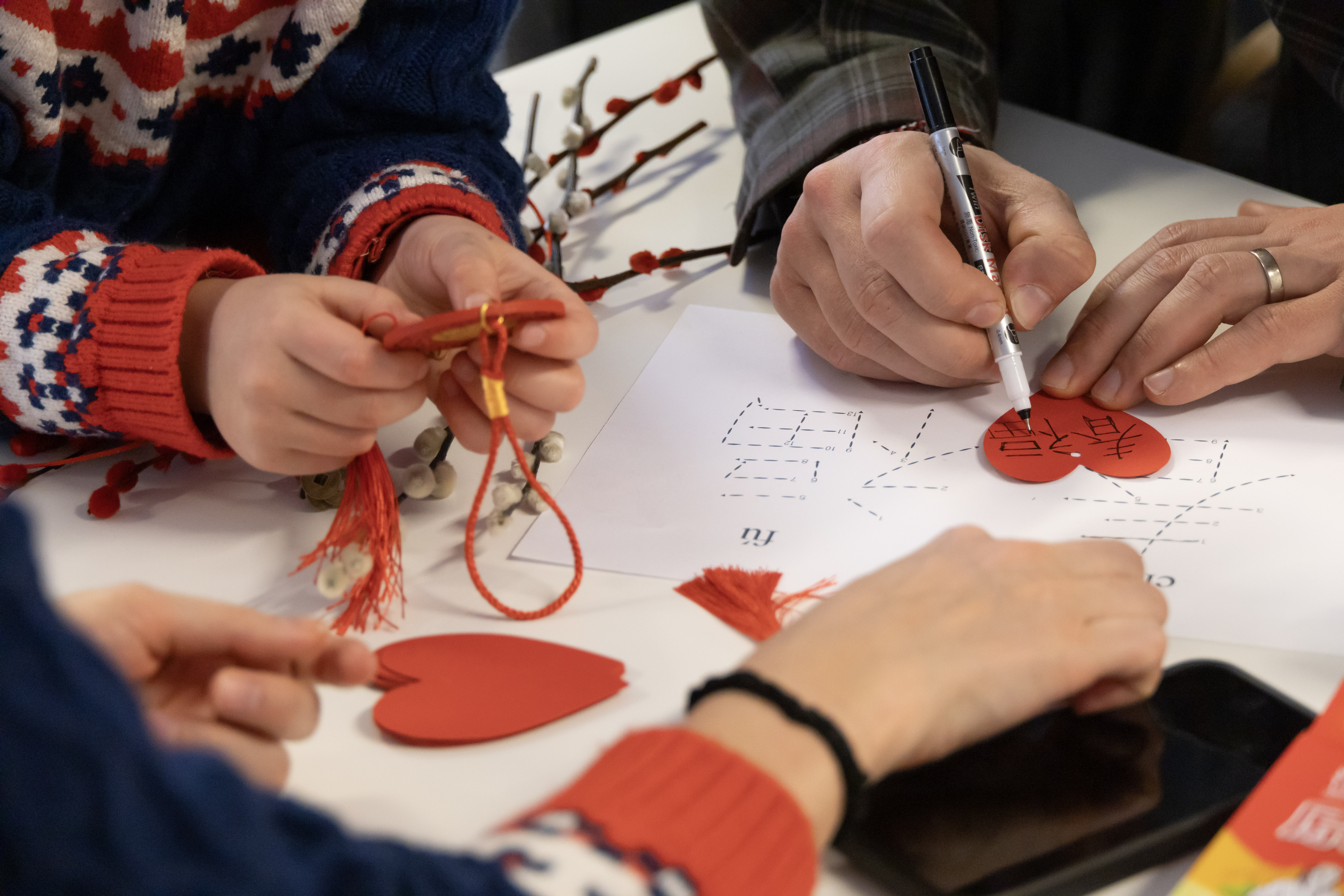 參加者將吉祥話字卡及結藝裝飾在銀柳上