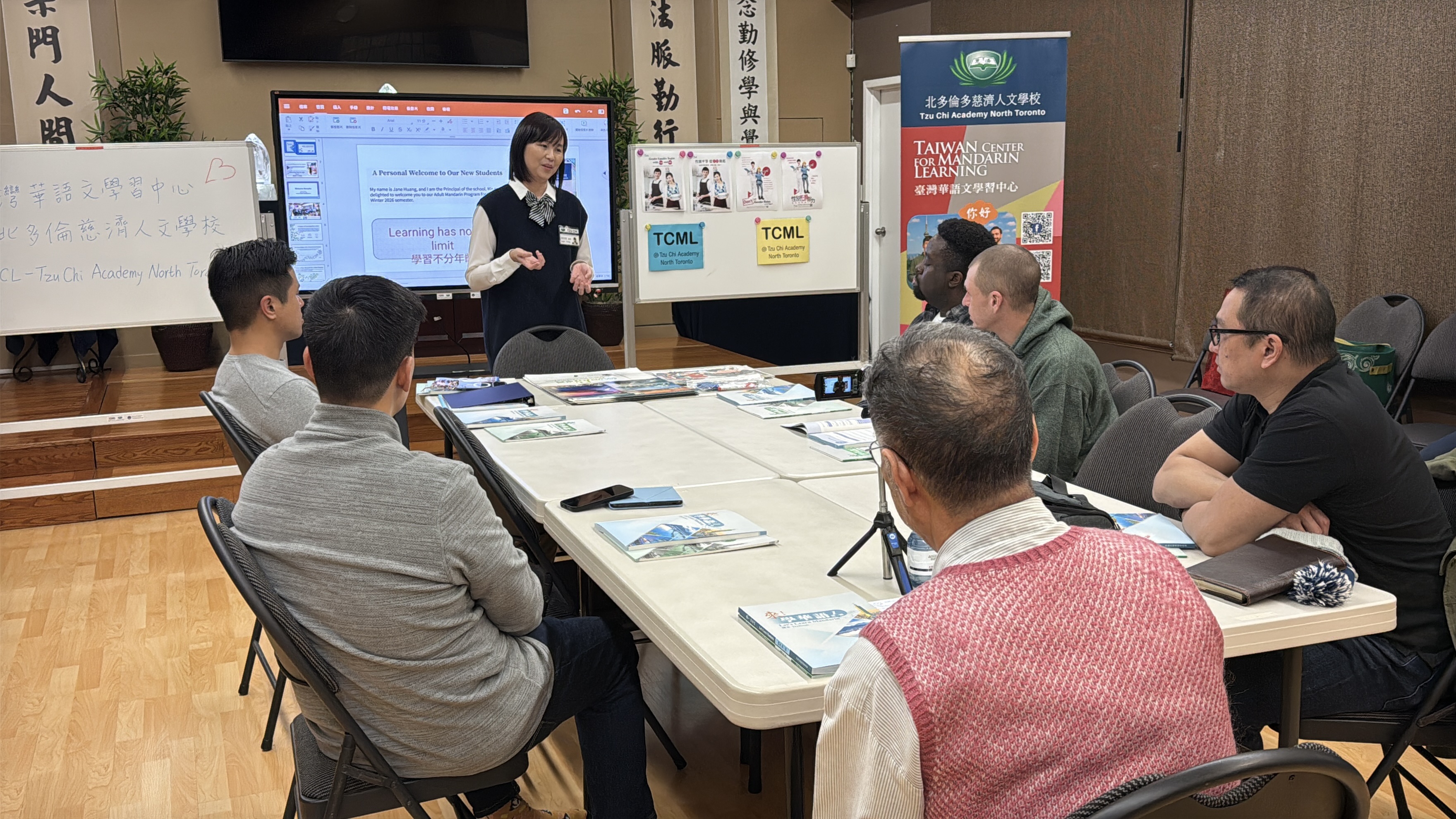 資深華語老師程安琪教授週二晚間班和學生親切互動