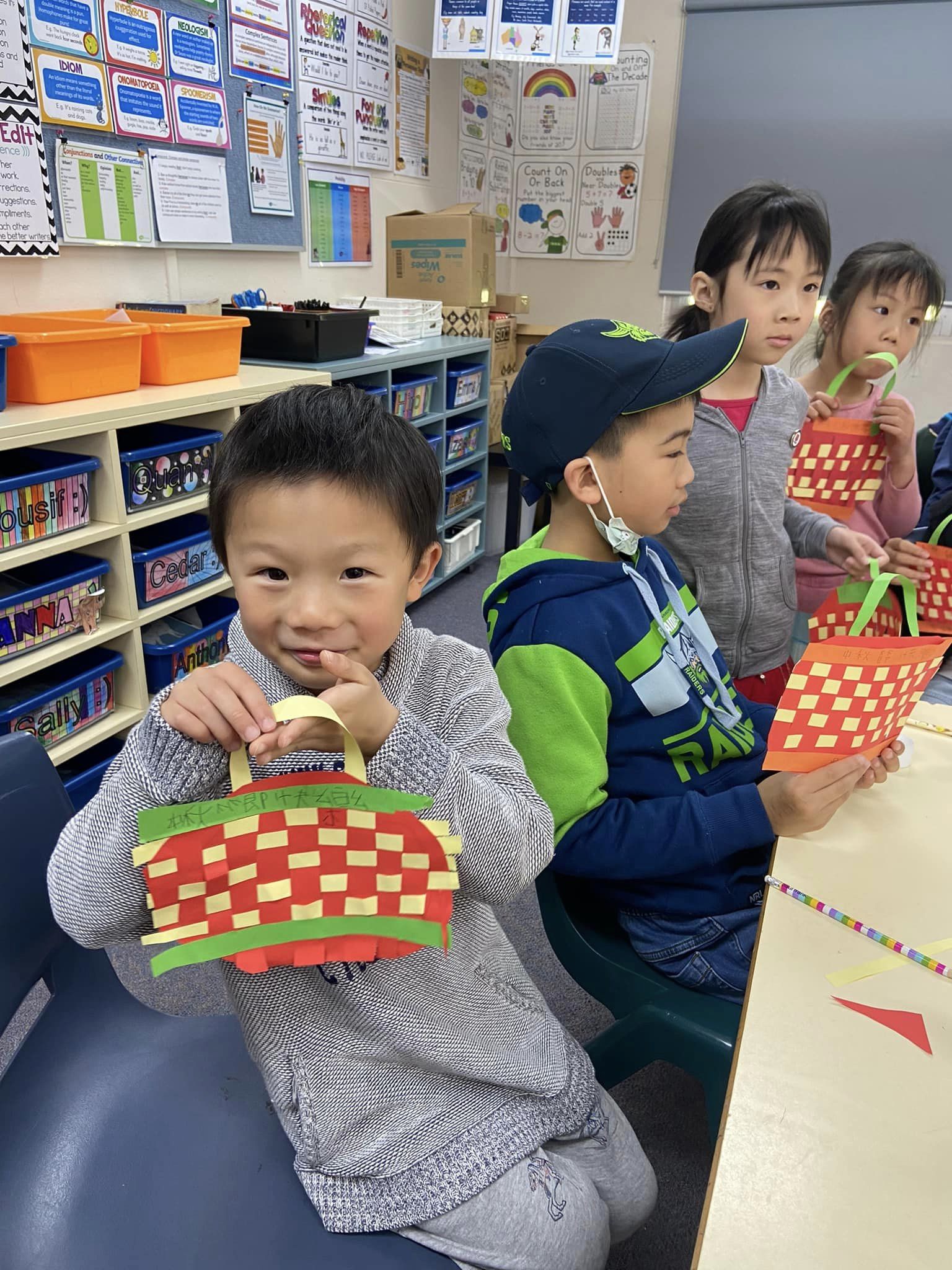 先在鏡頭前展示自己的成品