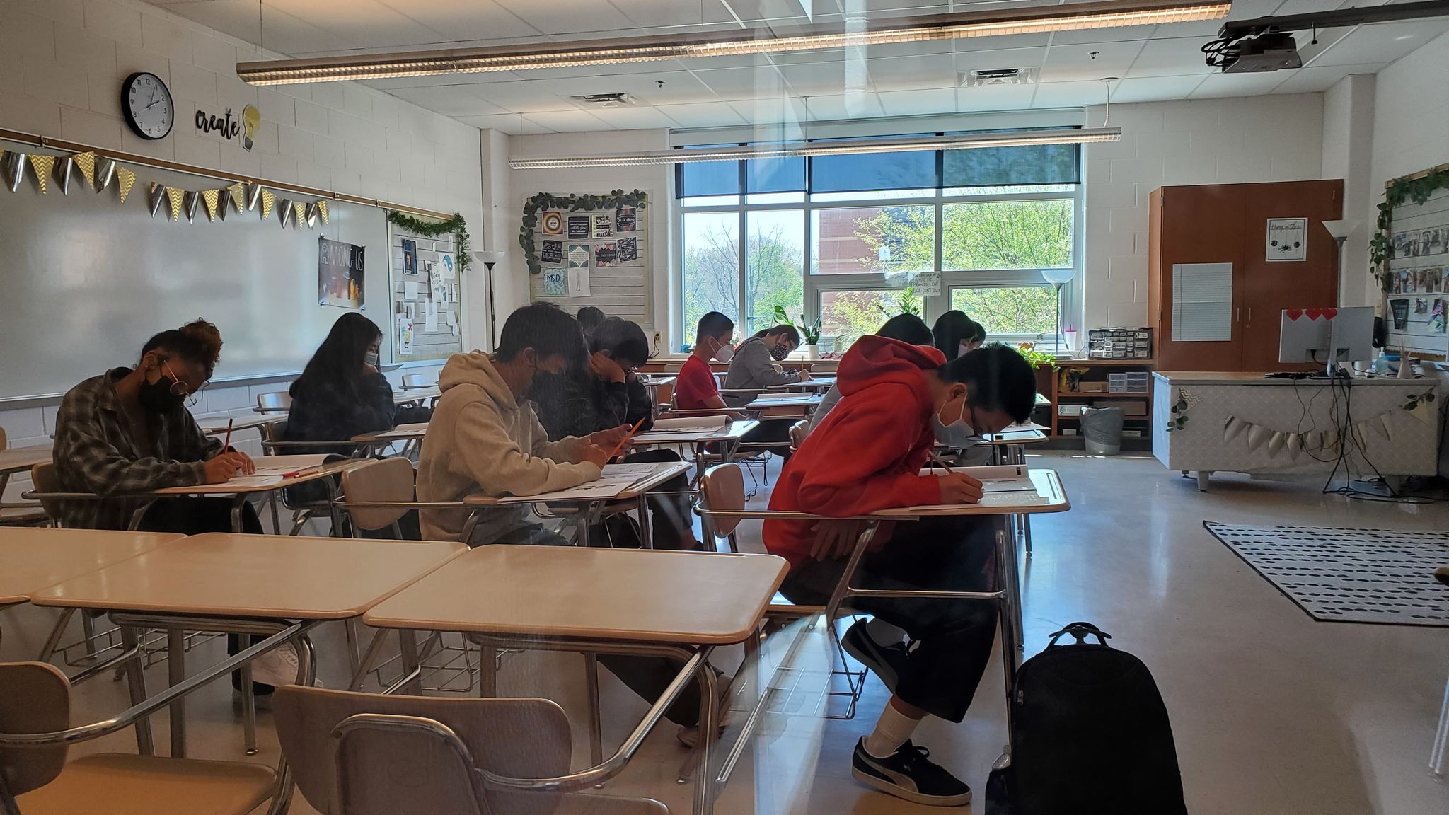 話劇。全班自己畫道具，輪流講臺詞