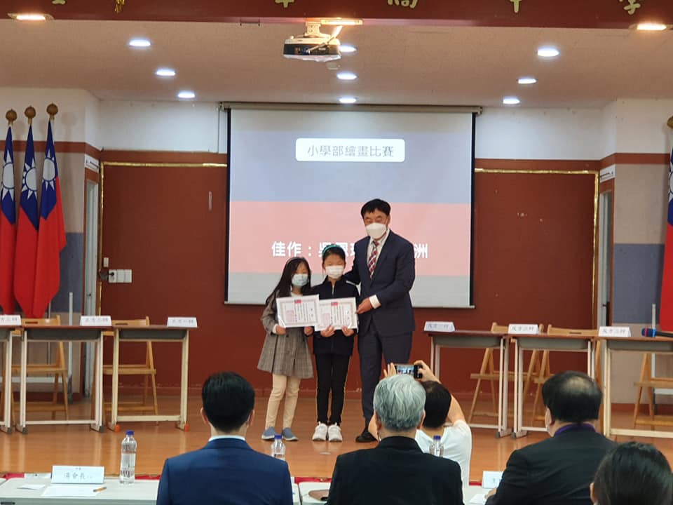 釜山華僑協會湯天英會長頒發中年級組佳作