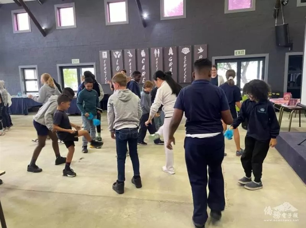 劉玫蒨老師(中)指導踢毽子