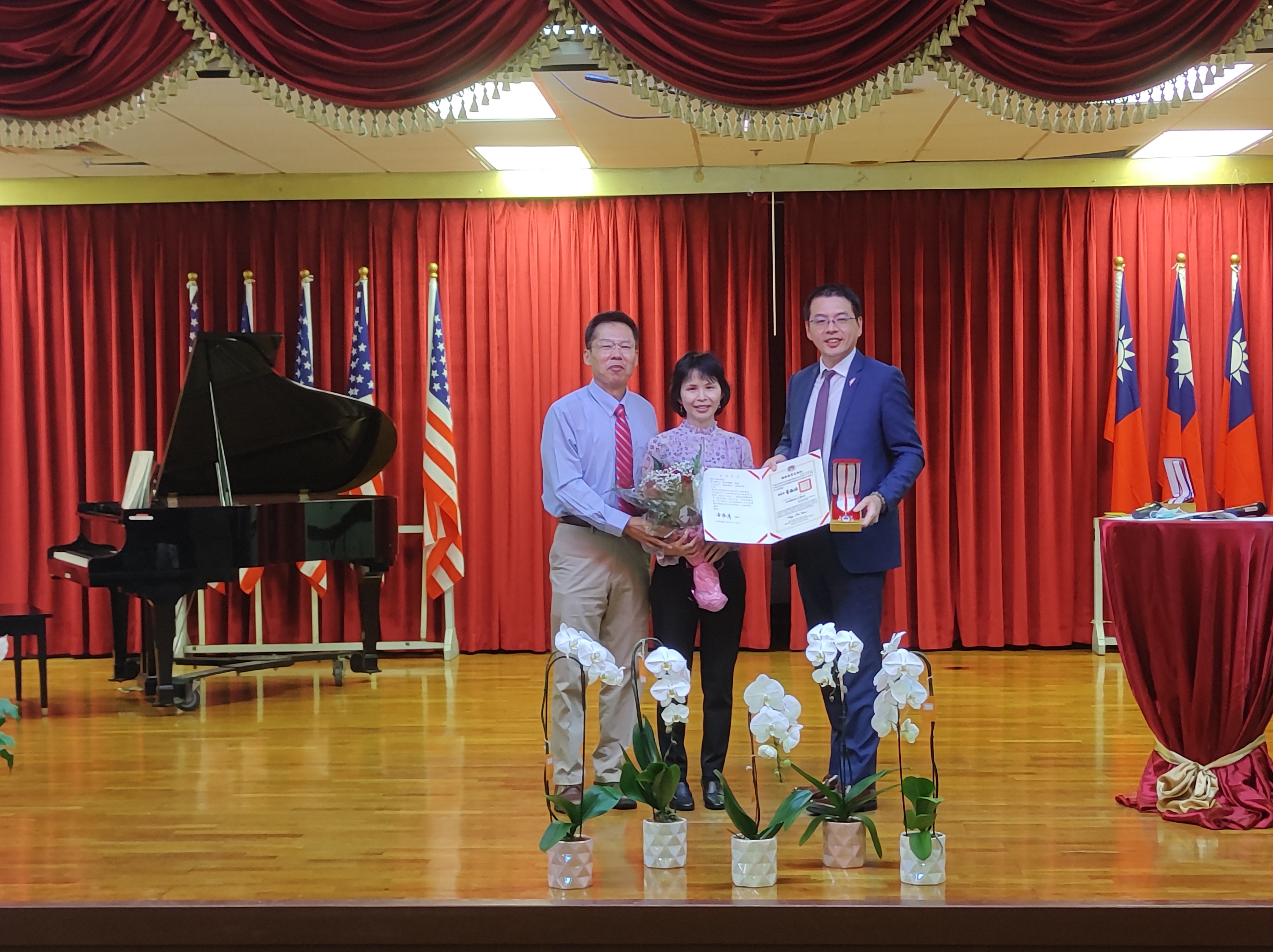 邱慧珠老師領取30年教學證書和金質獎章