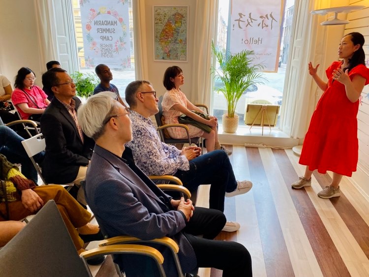 學生家長代表致詞，並鼓勵外籍家長也學習中文，以便在家幫助孩子練習中文