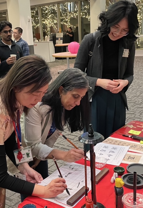 方沛文主任帶著企業員工一起寫毛筆