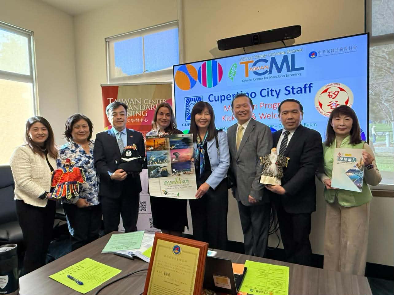 Cupertino 市政班開學日，重要推手齊聚一堂。（左一）外交部郭卉蓁組長、（左二）副市長趙良方、（左三）伍志翔處長、（左四）Kitty Moore 市長，（右一）樊淑美老師、（右二）教育組董慶豐組長、（右三）寇惠風校長、（右四）莊雅淑主任。