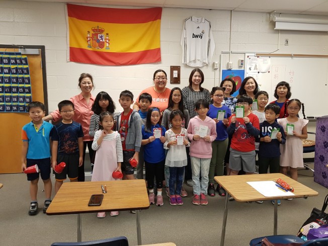 參賽學生以及評審、老師、校長合影。(記者林昱瑄／攝影)