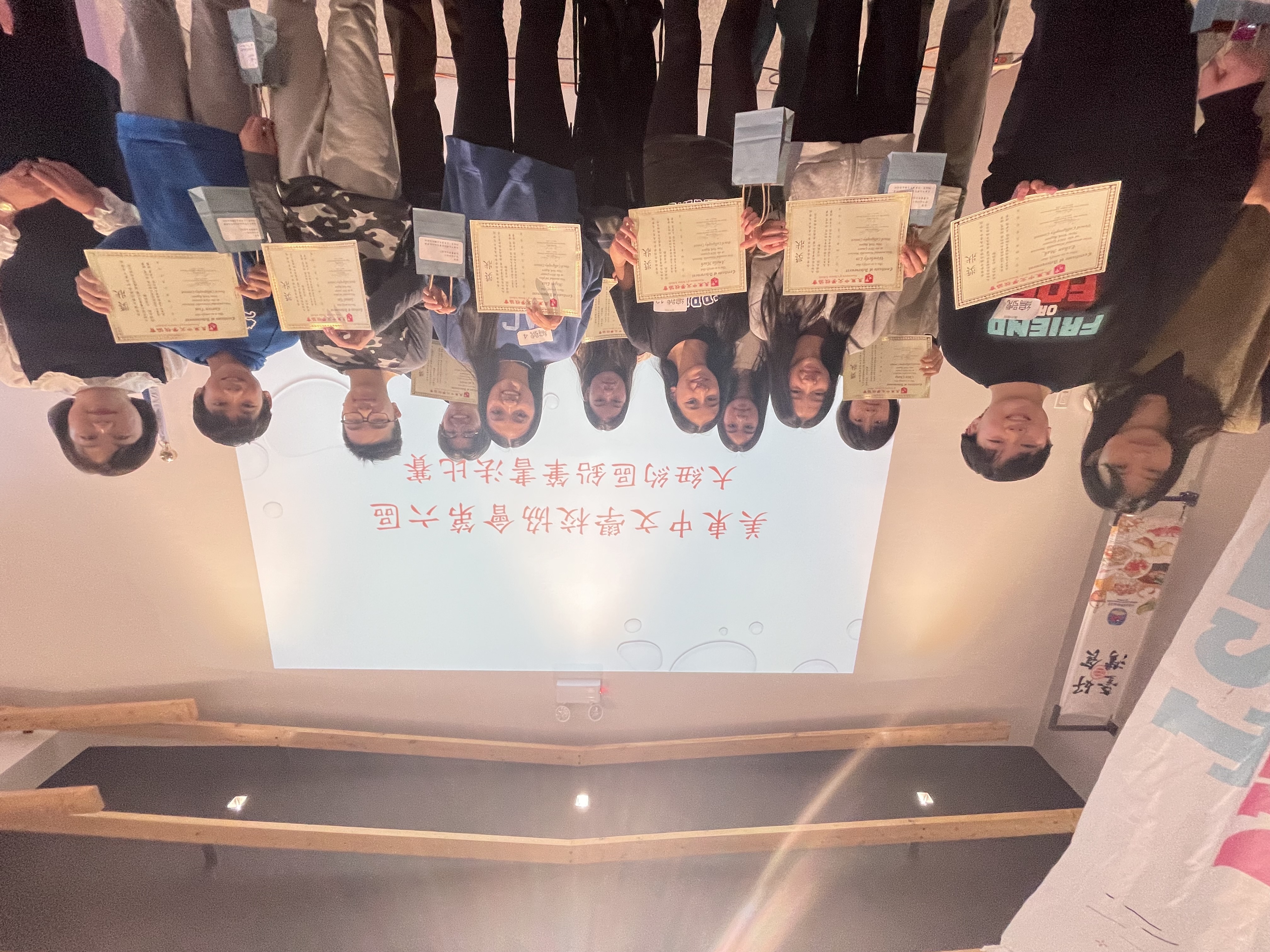 評審蕭智娟與(右)高年級組合影