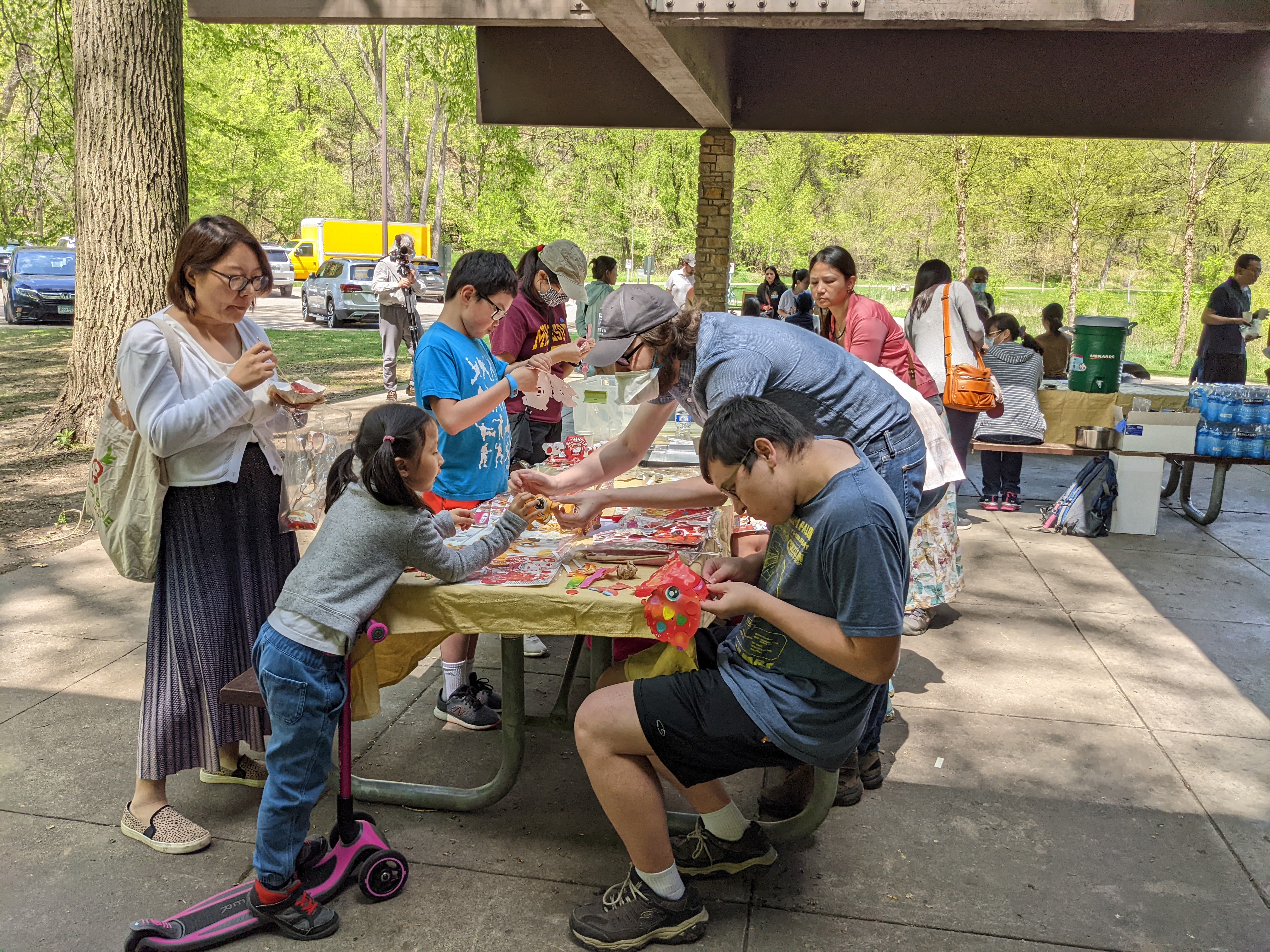 大家聚精會神，忙着組合生肖燈籠！