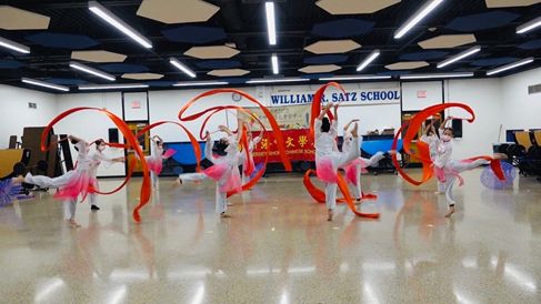 新海中文學校舞蹈班表演「新春樂舞」，美麗的舞姿，喜迎新年到來! 
